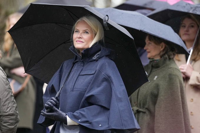 The Crown Princess was in attendance at the unveiling in the Palace Park. Photo: Beate Dahle Oma / NTB 
